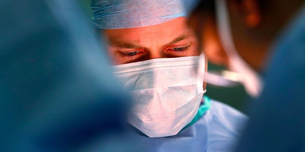 ο χειρουργός πραγματοποιεί μια επέμβαση για τη μεγέθυνση του πέους